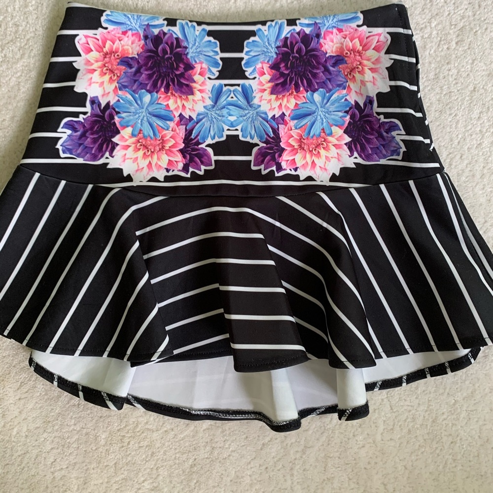 B&W with colorful flowers skirt 🌸